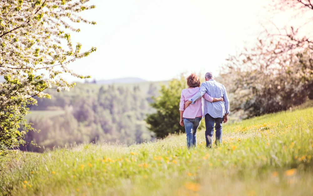 Adultos mayores caminando en la naturaleza