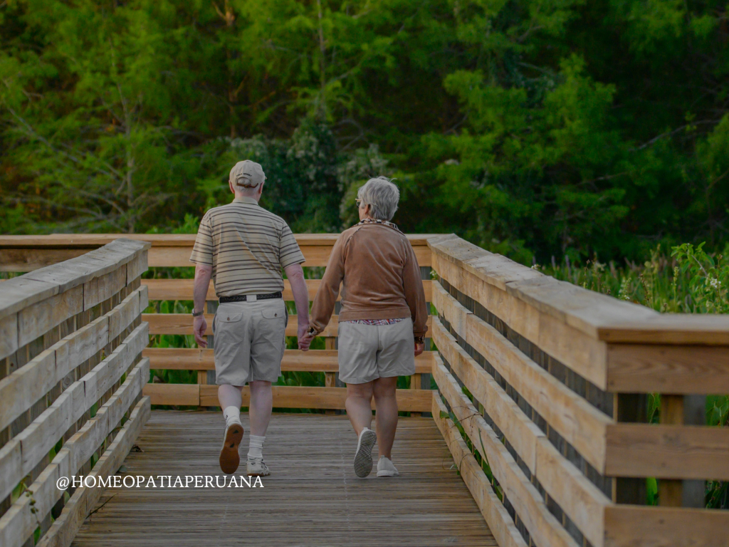 Pareja de adultos mayores caminando en el bosque - Homeopatia Peruana